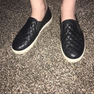 STEVE MADDEN | Quilted Slip Ons